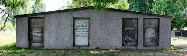 Ohel z macewami cadyk�w z Aleksandrowa