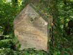 Tu pochowany m�� szanowny, prawy i cnotliwy, wielmo�ny pan Beniamin Zew Wolf, syn pana Moj�esza Cziferera, zmar� w pi�tek 2 dnia p�wi�ta Pesach 470 roku wed�ug ma�ego rachunku. Niech dusza jego zwi�zana b�dzie w w�ze�ku �ycia. (data �mierci: 18 IV 1710 r., �r�d�o t�umaczenia: Marcin Wodzi�ski, Hebrajskie inskrypcje na �l�sku XIII - XVIII wieku).