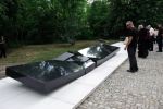 Ceremonia ods�oni�cia pomnika na grobie ofiar pogromu