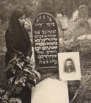 Kolno. Luba Lipko przy grobie matki Rachel c�rki Mosze, �ony Awrahama Hersza Lipko. Fotografia z kolekcji Mayera Foxa.