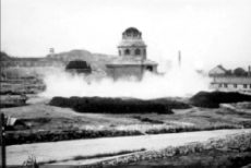 Moment wysadzania w powietrze domu przedpogrzebowego