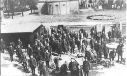 Zdjęcie z okresu przed II wojną światową. W tle dom przedpogrzebowy i cmentarz żydowski w Lesznie