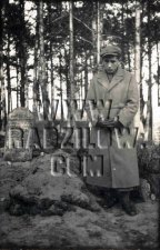 Do dzi� zachowa�o si� tylko jedno przedwojenne zdj�cie tego cmentarza. Zosta�o wykonane pod koniec lutego 1939 roku i przedstawia Mosze Szymona Rozenbauma, stoj�cego nad grobem swego ojca Zundela
