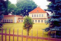 Na terenie cmentarza postawiono po wojnie ��obek 